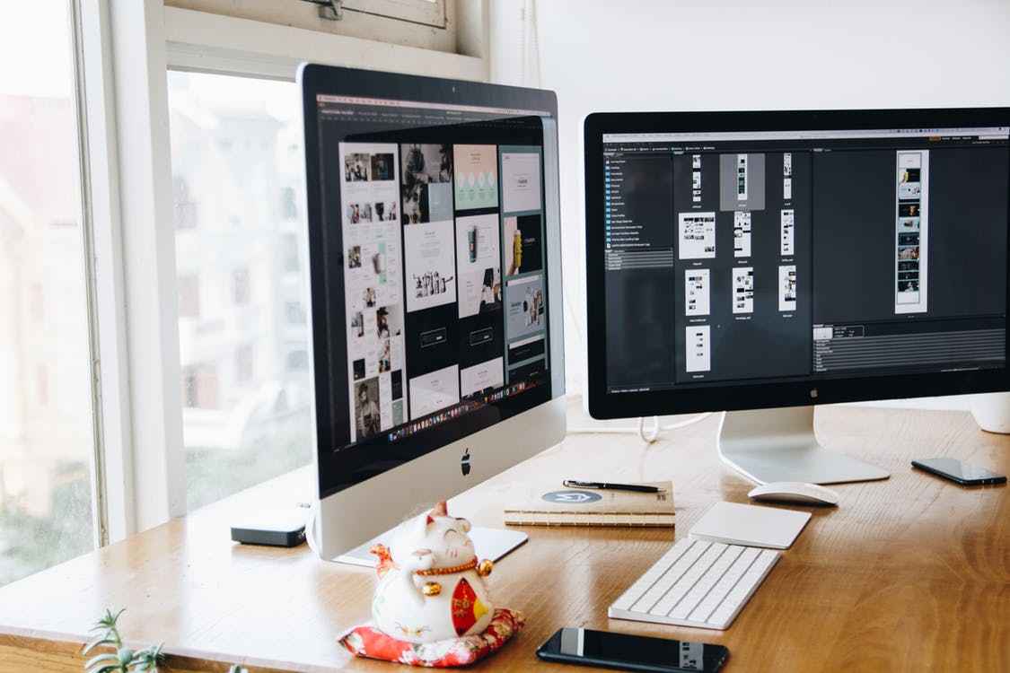 Ecrans d'ordinateurs montrant un site web en cours de design